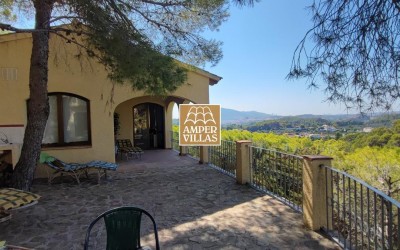 Beautiful Mediterranean villa with guest house and panoramic views.